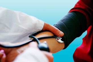 Durch die Messung des Blutdrucks mit einem Tonometer kann ein Arzt Bluthochdruck bei einem Patienten erkennen.